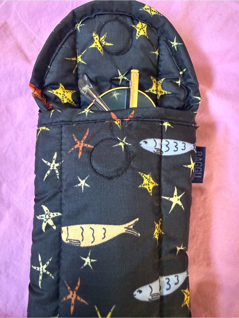BAGGU Black Padded Case with Yellow Starfish & Multicolor Fish - Picture 3 of 6